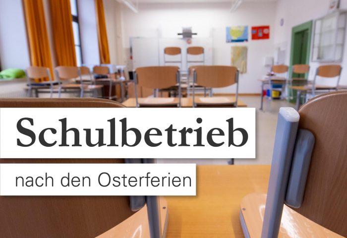 Bild Schulbetrieb nach Ostern (Klassenzimmer mit hochgestellten Stühlen)